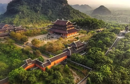 Hoa Lu fut la première capitale du Vietnam indépendant aux Xe et XIe siècles et demeure aujourd’hui un site historique majeur du pays.